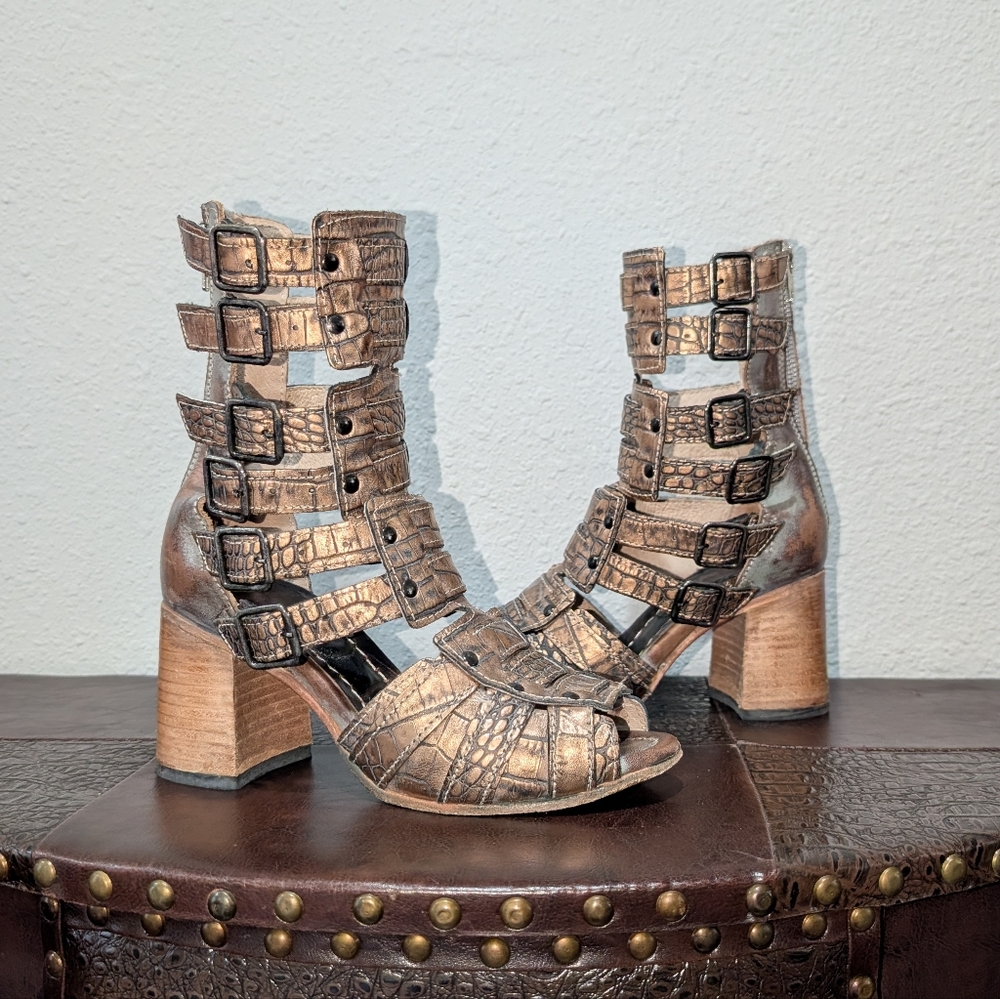 Freebird Zane Blush Croco Multi Gladiator Sandals Size 8
